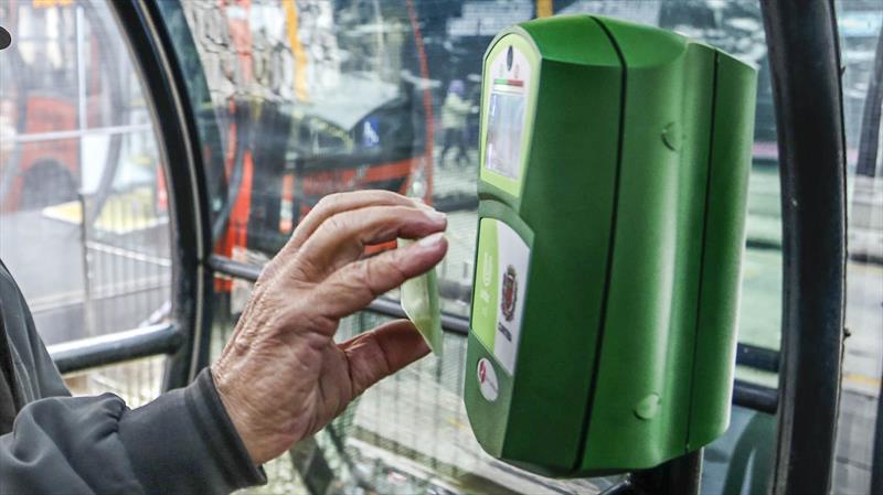 Cartão-transporte ajuda a dar velocidade no embarque, além de diminuir a circulação de dinheiro nos veículos, o que inibe assaltos e roubos. Foto: Luiz Costa/SMCS