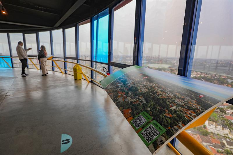 Uma vista panorâmica 360º da capital paranaense é o presente para quem visita o alto da Torre Panorâmica, uma estrutura de 109,5m de altura, equivalente a um edifício de 40 andares. Foto: Daniel Castellano/SMCS