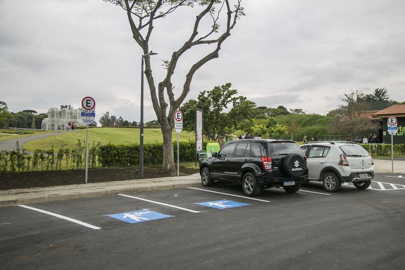Revitalizado, estacionamento do Jardim Botânico, em Curitiba, é liberado