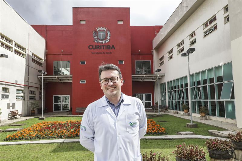 Alegria e saúde devem ser prioridades para a população aposentada. Na imagem, o médico geriatra Clóvis Cechinel, diretor técnico do Hospital Municipal do Idoso Zilda Arns, no bairro Pinheirinho. Curitiba, 17/01/2023. Foto: Hully Paiva/SMCS