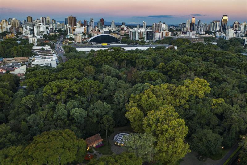 Prefeitura de Curitiba e SPVS lançam cartilha com metodologia para mitigar os efeitos das mudanças climáticas. Na imagem, vista aérea do Bosque do Papa. Foto: Daniel Castellano/SMCS
