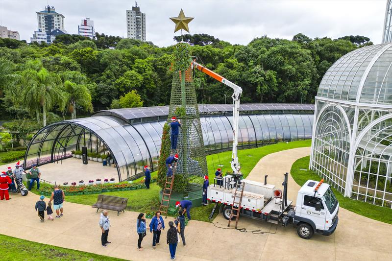 Árvore de Natal do Jardim Botânico de Curitiba ganha vida com cinco mil flores. Curitiba, 20/11/2023. Foto: Hully Paiva/SMCS