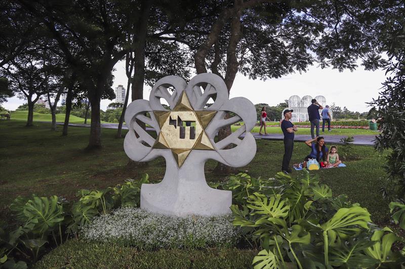 Obras de arte são expostas em espaços verdes ao ar livre em Curitiba