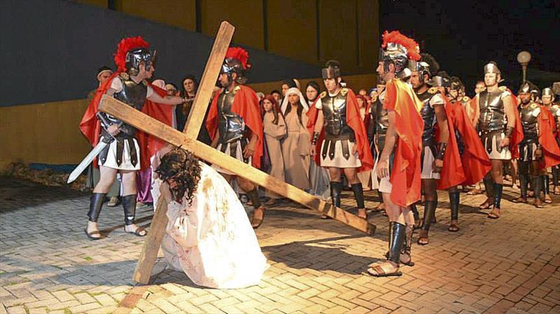 Encenação da Paixão de Cristo de Sertaneja acontece nesta sexta