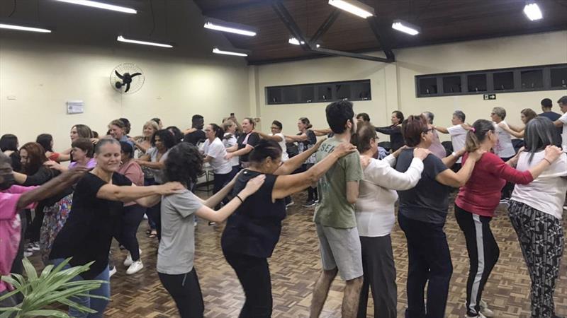 Aulas de dança gratuitas divertem comunidade do Fazendinha. Foto: Divulgação

